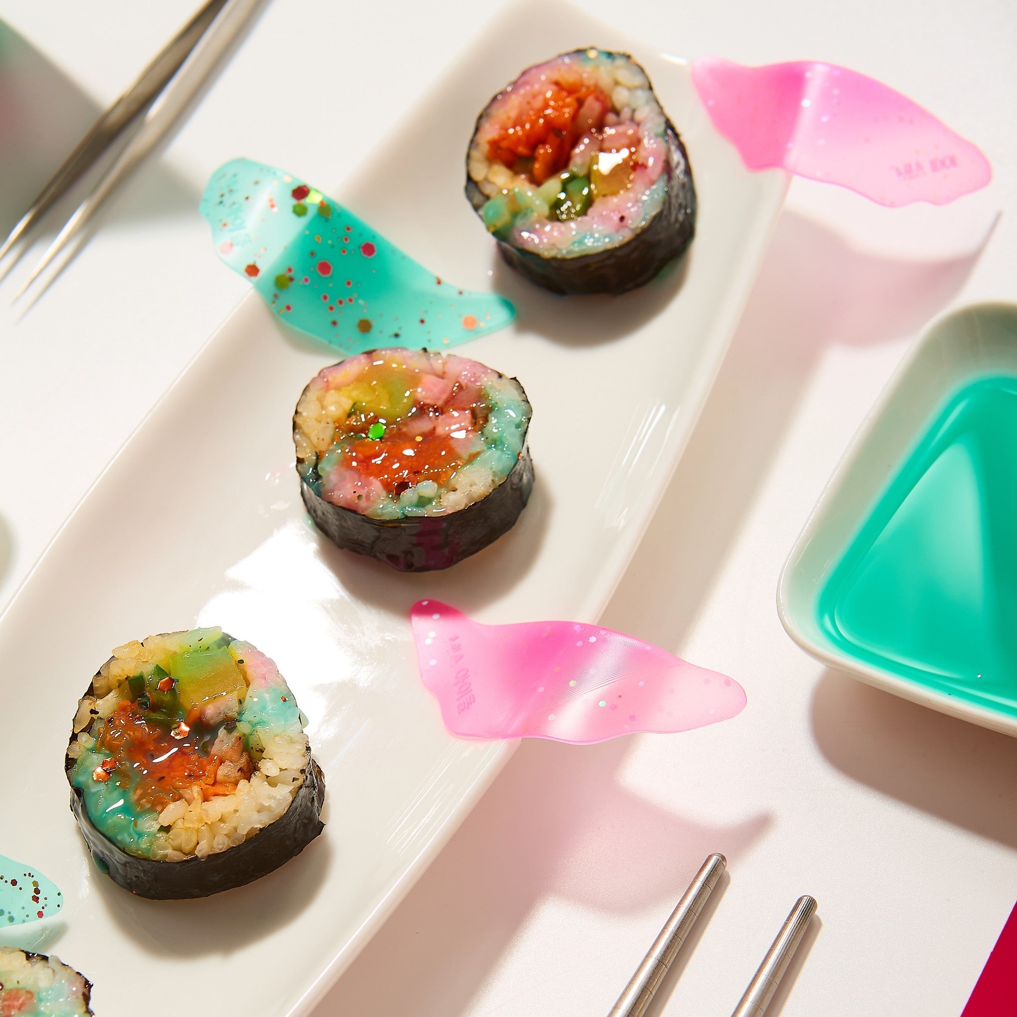 Korean Lash Lift Flat Shields in Pink und Mint auf einem Servierteller mit Gimbap – Content-Setup von THE SUPERMARKET