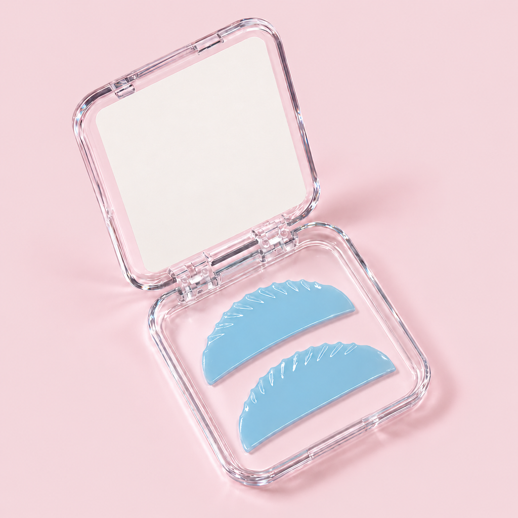 Pads SkinFix Soft Korean Lash Lift en bleu – étui ouvert avec une paire de Flat Shields bleus