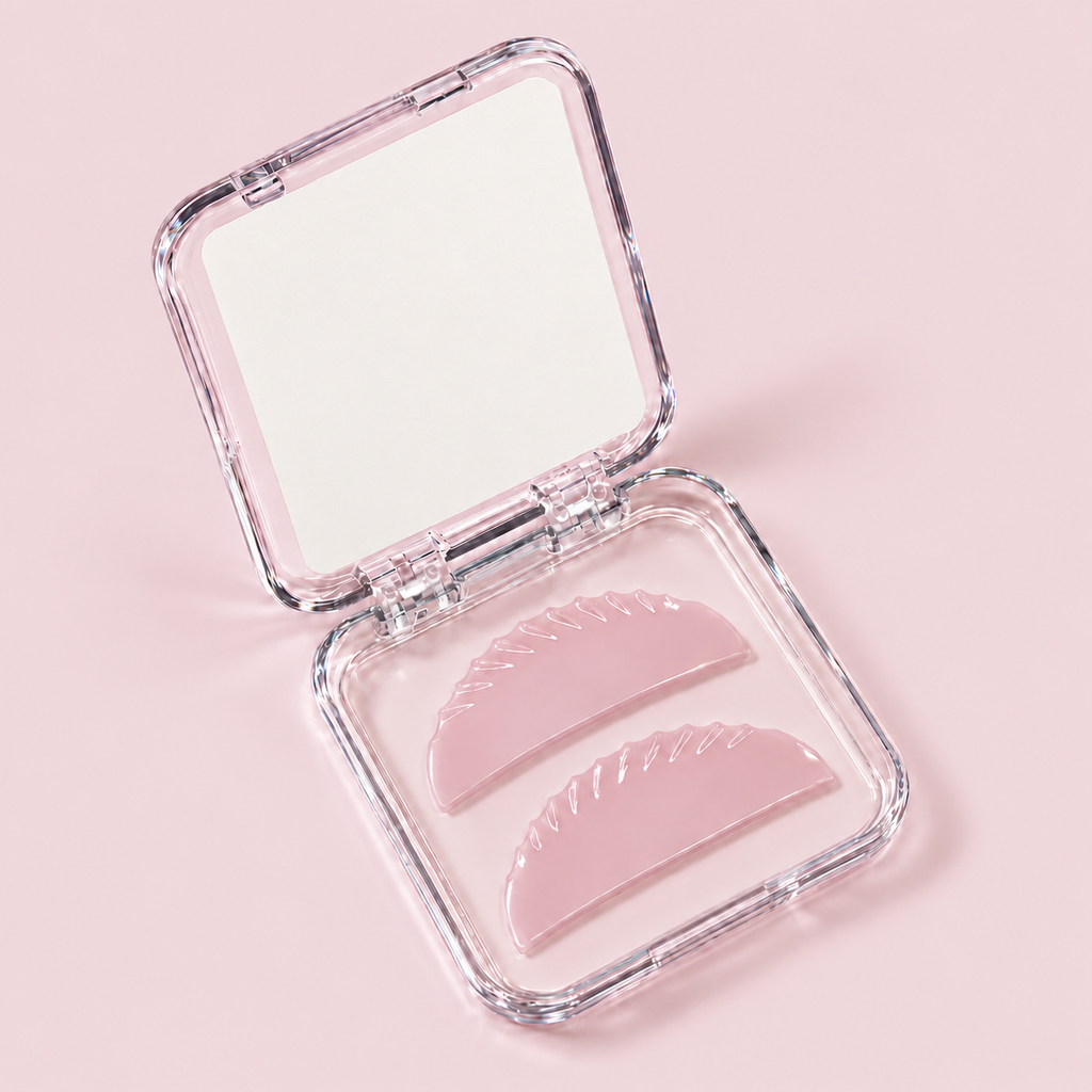 Pads SkinFix Soft Korean Lash Lift en rose – étui ouvert avec une paire de Flat Shields pour le Korean Lash Lift
