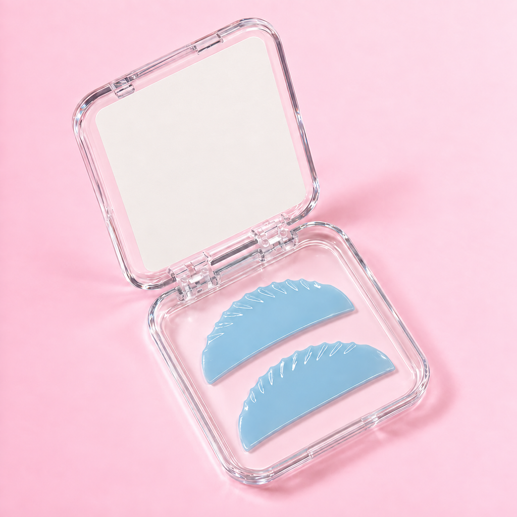 SkinFix Soft Korean Lash Lift Pads in Blue – geöffnetes Case mit Flat Shield Paar für Korean Lash Lift