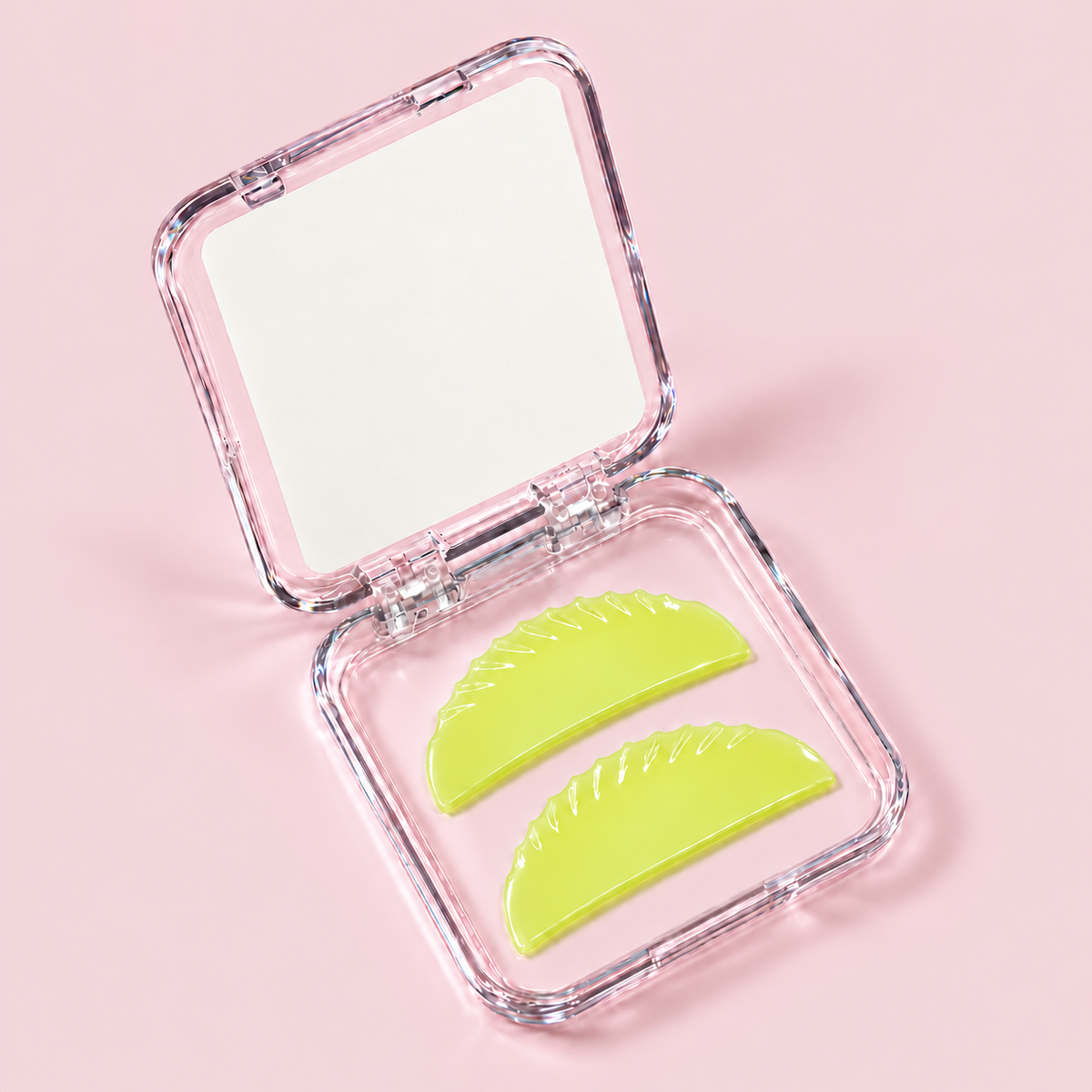 SkinFix Soft Korean Lash Lift Pads in Lime – geöffnetes Case mit limettengrünem Flat Shield Paar